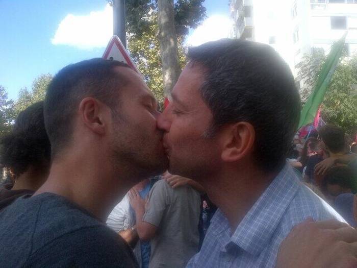 Christophe Najdovski et David Belliard, kiss-in contre la Russie