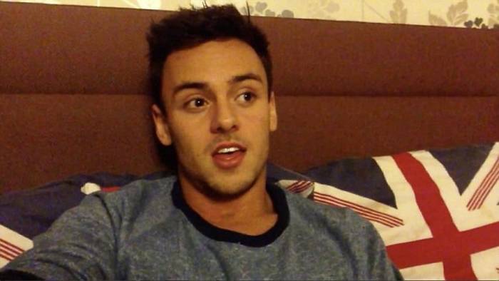 Tom Daley révélant sa bisexualité dans une vidéo perso