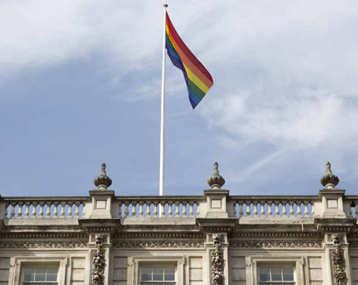 Le drapeau gay flotte au dessus du British Cabinet Office (département exécutif du gouvernement britannique) à Londres