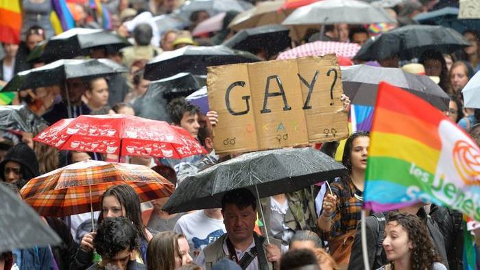 Marche des Fiertés 2014, sous la pluie // Photo : MIGUEL MEDINA / AFP