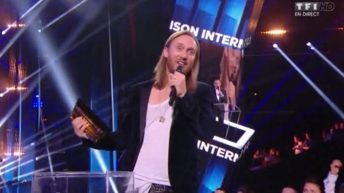 David Guetta récupérant le prix pour Sia - NRJ Music Awards