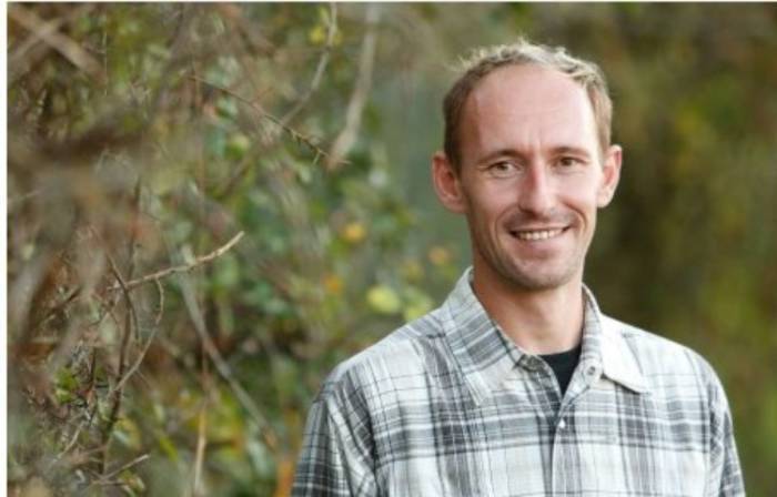 Guillaume, agriculteur de l'Amour est dans le pré