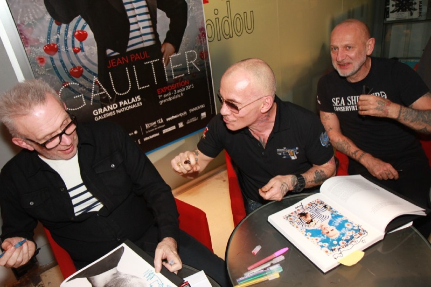 Dédicace de Jean-Paul Gaultier avec Pierre et Gilles au Centre Pompidou