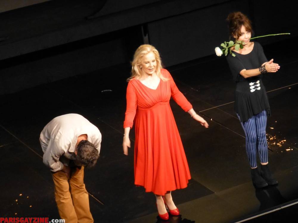 Ne me regardez pas comme ça ! Avec Sylvie VARTAN et Isabelle MERGAULT
