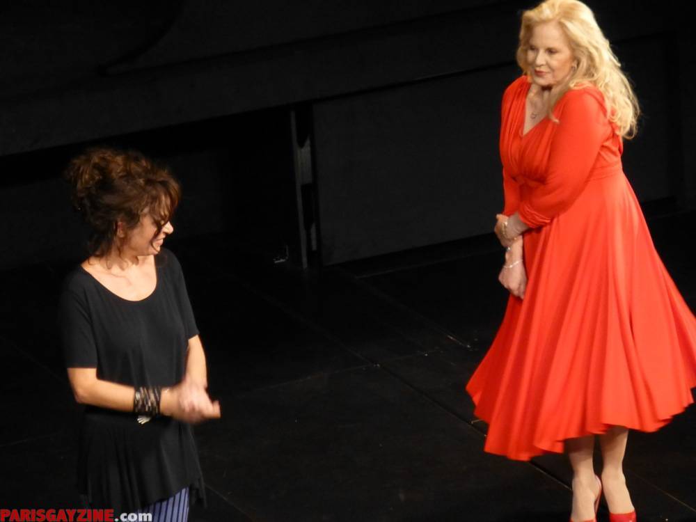 Ne me regardez pas comme ça ! Avec Sylvie VARTAN et Isabelle MERGAULT