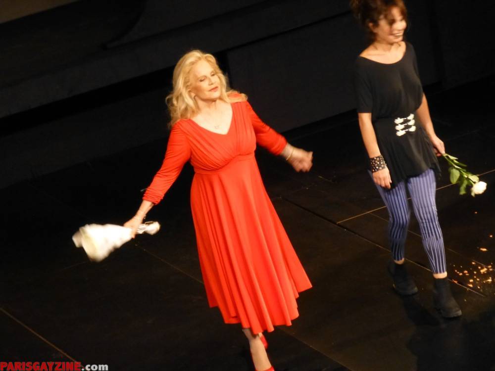 Ne me regardez pas comme ça ! Avec Sylvie VARTAN et Isabelle MERGAULT