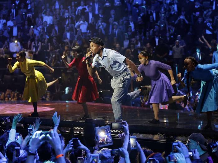 Pharrell Williams aux MTV Europe Music Awards 2015