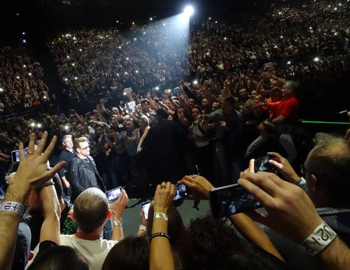Bono arrive dans la salle de l'AccorHotel Arena