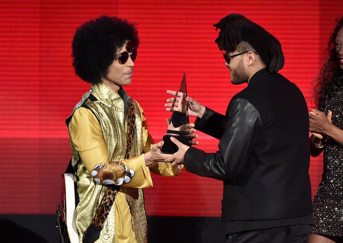 a remise d’un trophée à The Weeknd des mains de Prince