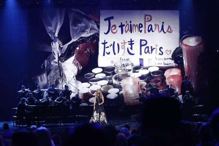 Céline Dion rend hommage à Paris