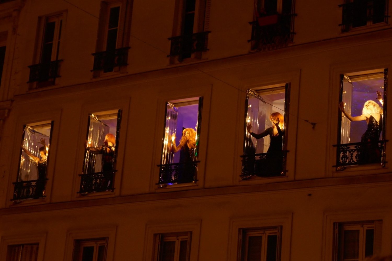 La troupe Mixity aux fenêtres de Montmartre