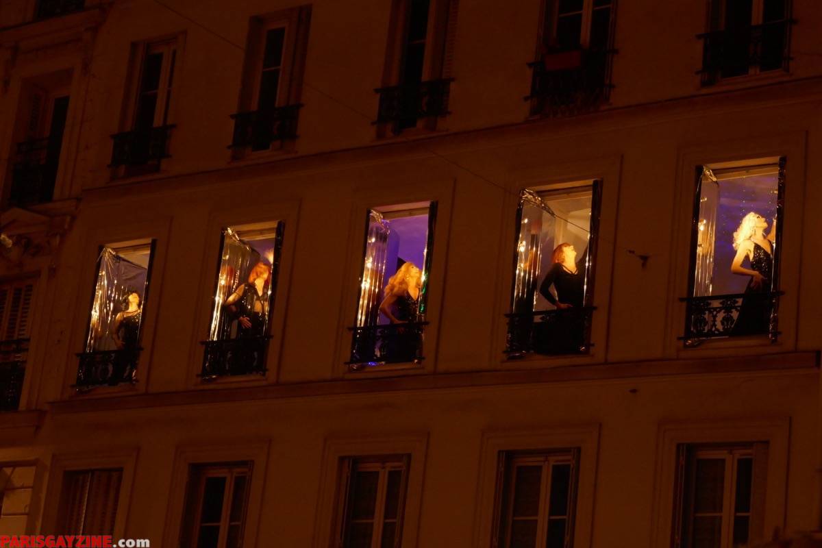 La troupe Mixity aux fenêtres de Montmartre