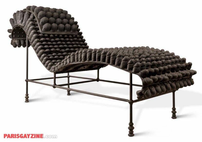 Alvin Booth - The analyst’s couch / Chaise longue en acier patiné garnie de 528 pénis en caoutchouc et silicone
