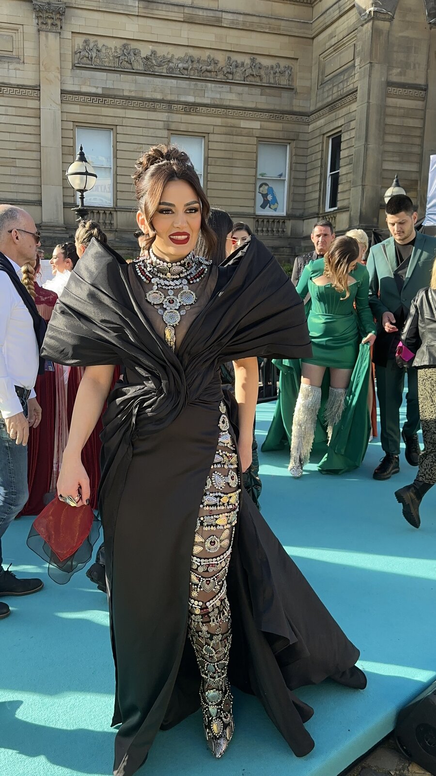 EUROVISION 2023 : La Zarra défile sur le tapis turquoise de l’Eurovision