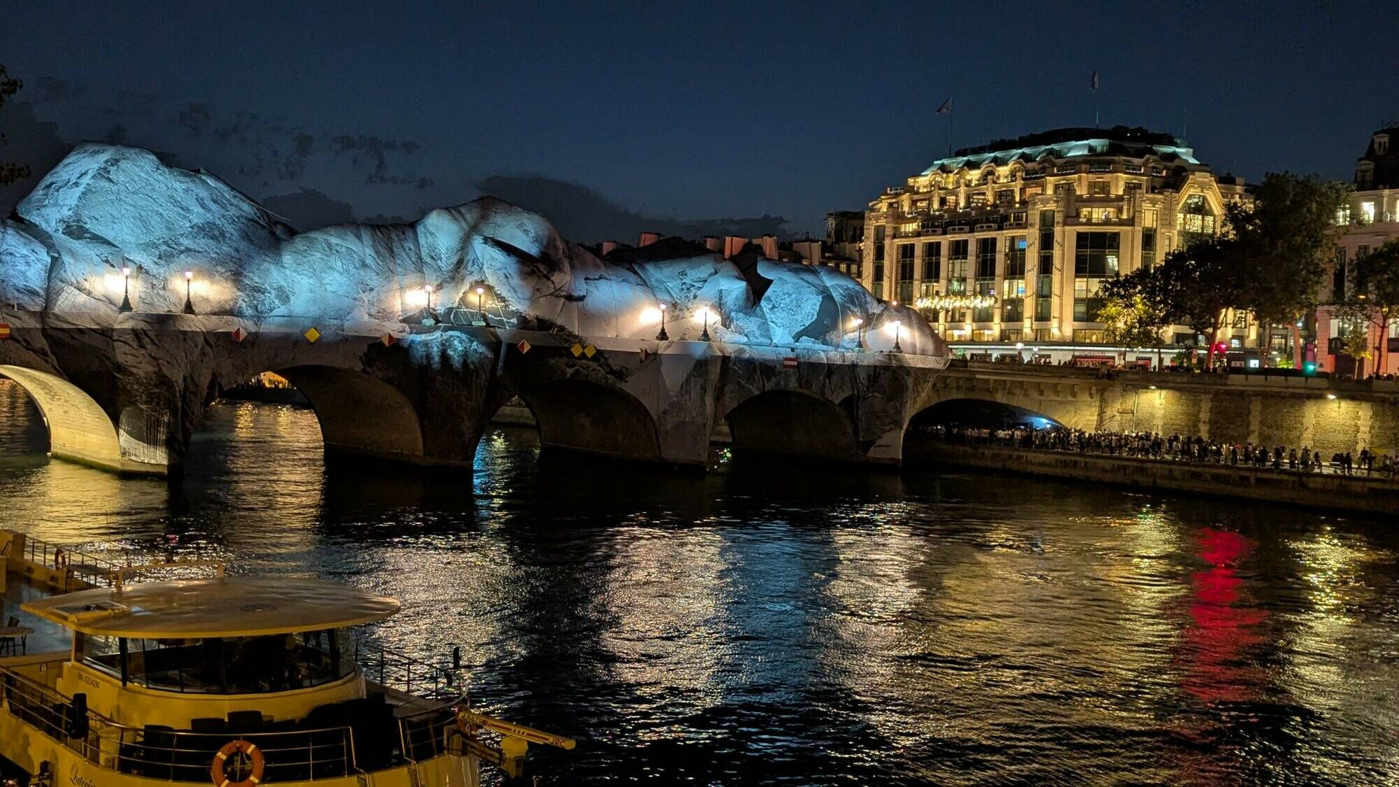 JR transforme le Pont-Neuf en immense caverne à Paris