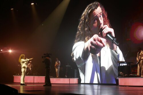 Julien Doré enflamme l'Accor Arena Paris 2025 avec un show pop décalé