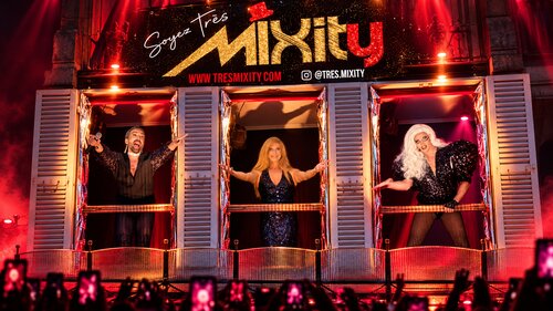 Mixity – Levez les yeux ! : le cabaret qui se joue aux fenêtres de Montmartre
